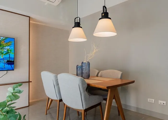 Uptown Bgc Views - Spacious 1br - Sofabed - Washer