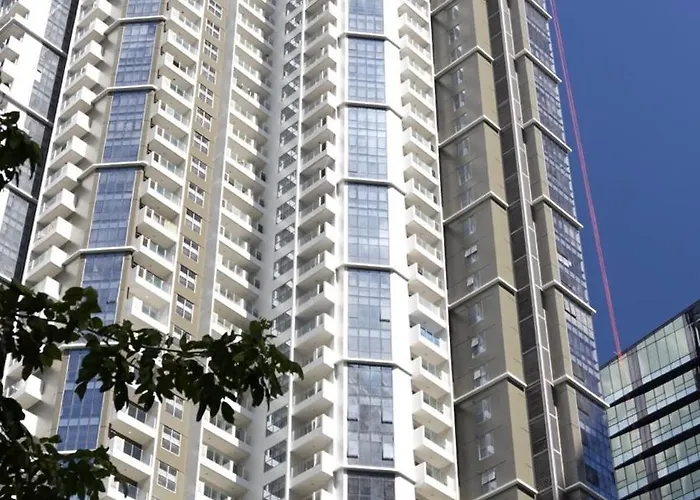 Uptown Bgc Views - Spacious 1br - Sofabed - Washer Apartahotel *