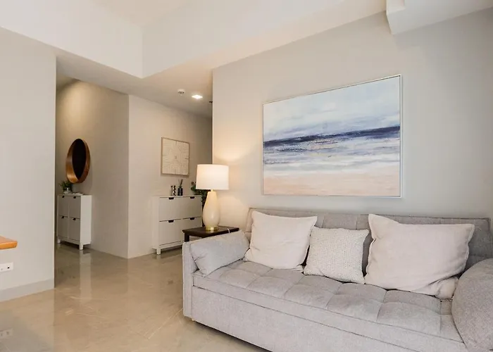Uptown Bgc Views - Spacious 1br - Sofabed - Washer *