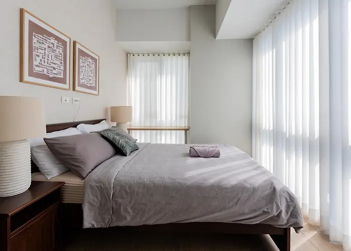 Uptown Bgc Views - Spacious 1br - Sofabed - Washer Manila