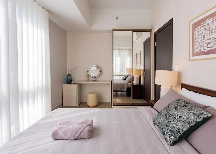 Uptown Bgc Views - Spacious 1br - Sofabed - Washer