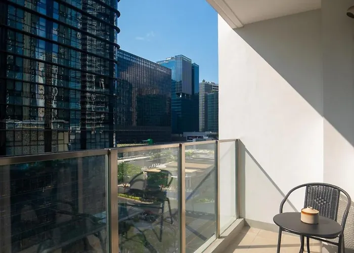Uptown Bgc Views - Spacious 1br - Sofabed - Washer