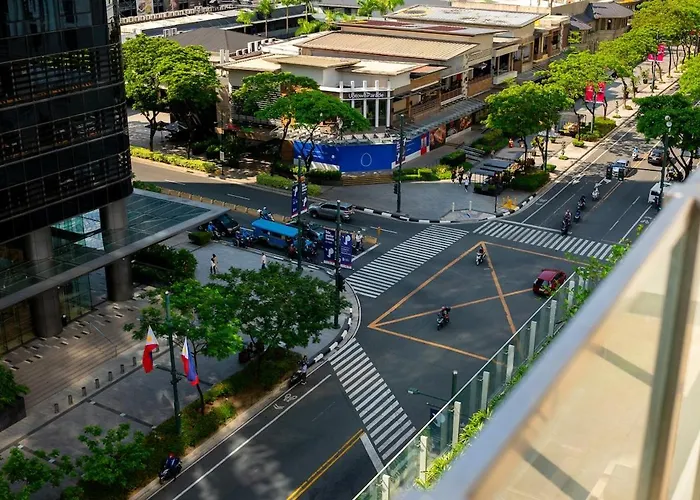 Uptown Bgc Views - Spacious 1br - Sofabed - Washer